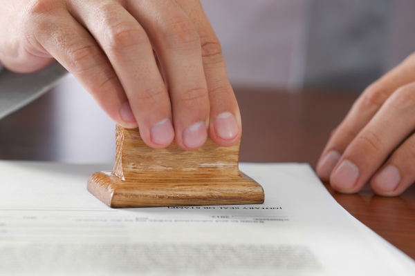 Reconhecimento de firma empresarial em cartórios centrais no horário ideal de baixa circulação